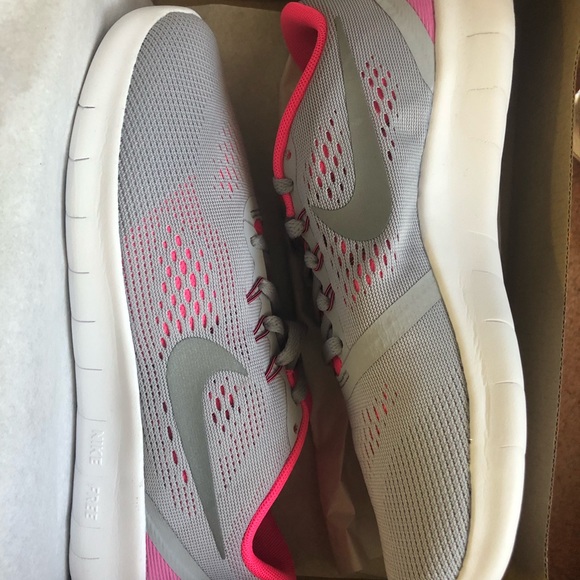 BRAND NEW NIKE FREE RN - Picture 1 of 5